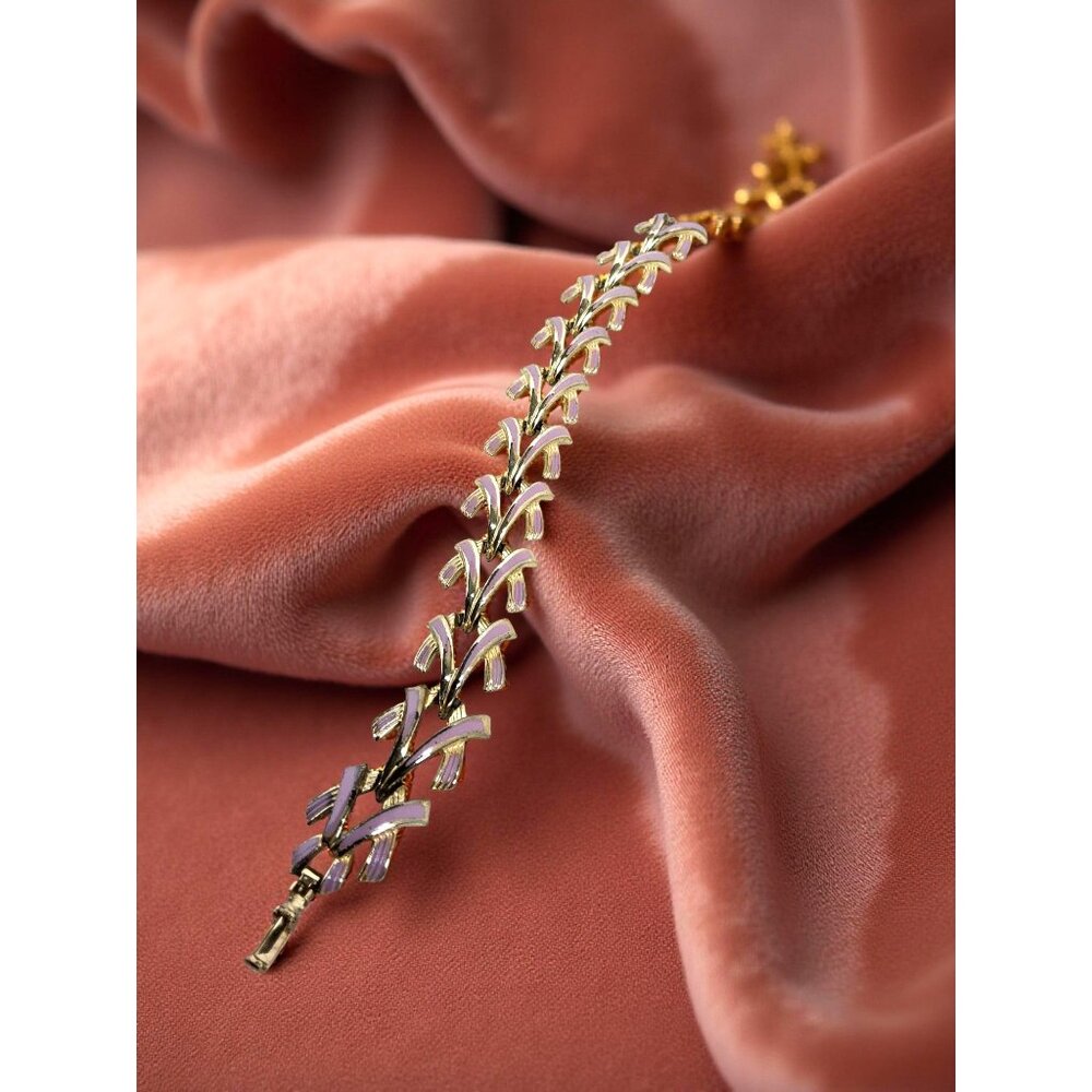 vintage circa 1940s coro script articulated gold and Enamel lavender 7" clasp br